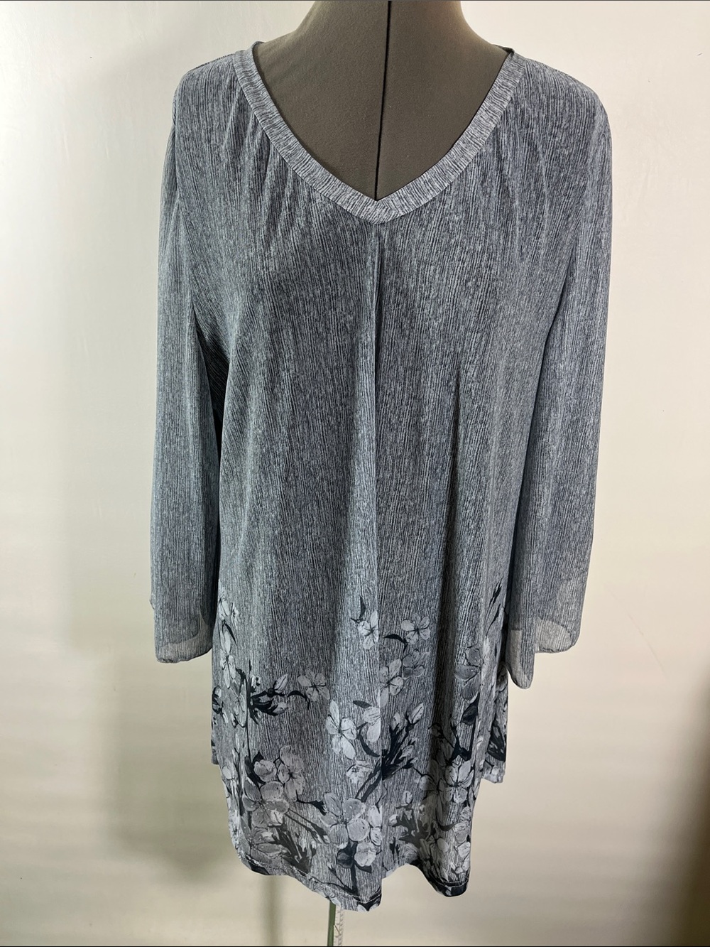 Bepei Tunic Women Size 2XL Gray w Floral Design Lined Open Sleeves New With Tag